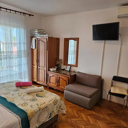 Nestor Apartment *
